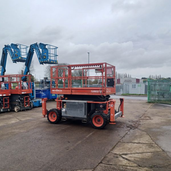 2015 Skyjack 6832RT - Image 3